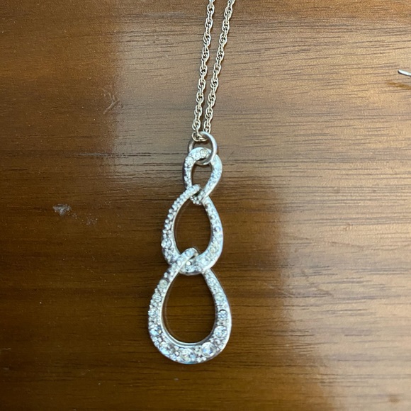 Avon earrings and necklace set - Picture 3 of 6